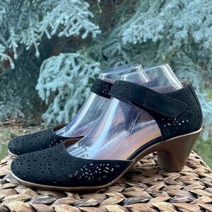 Clarks Cindie Black Perforated Suede Leather Block Heel Ankle Strap Pump Sz 9.5